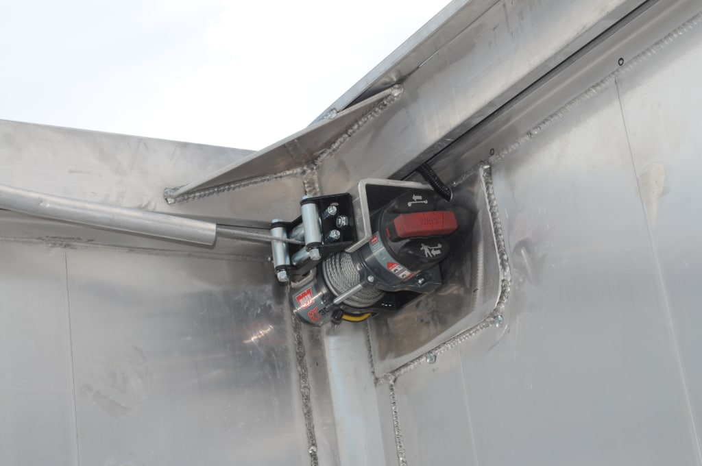 Mitlaufende Stirnwand mittels elektrischer Seilwinde
