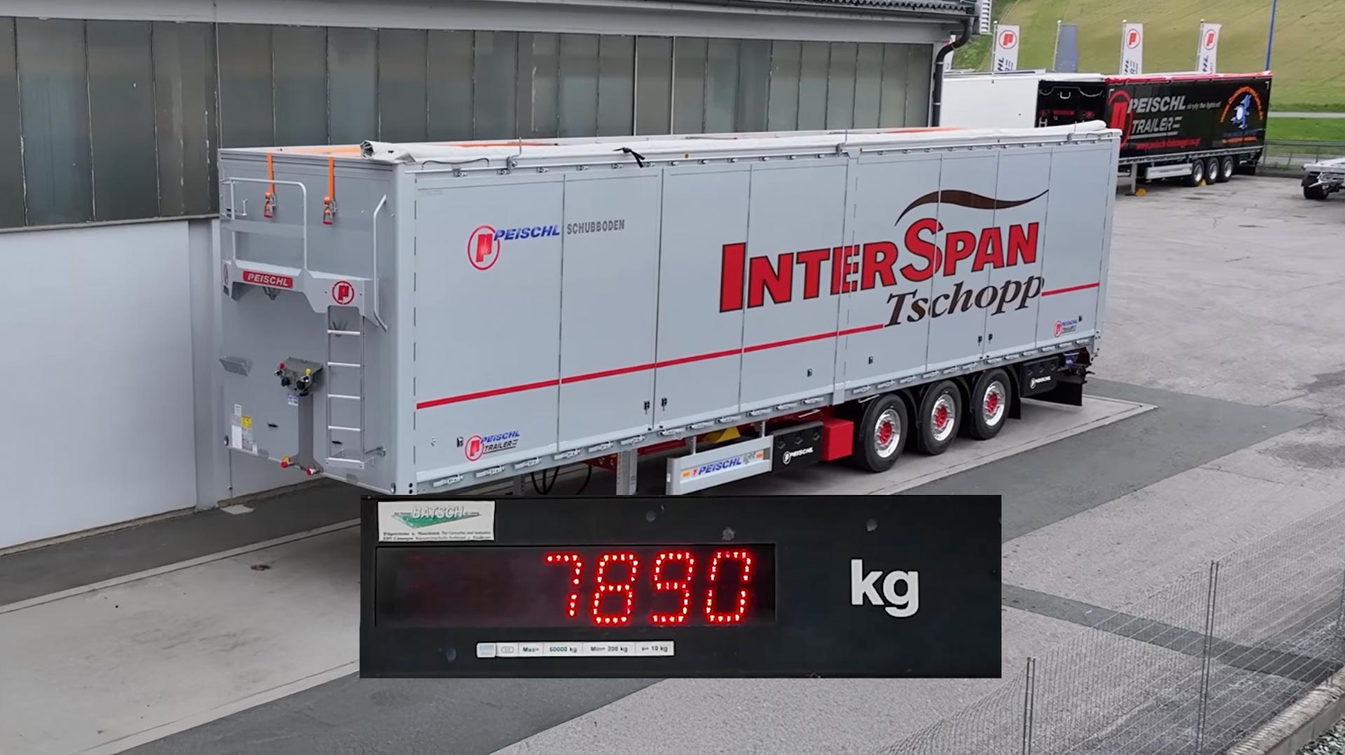 Video of a moving floor with side loading doors