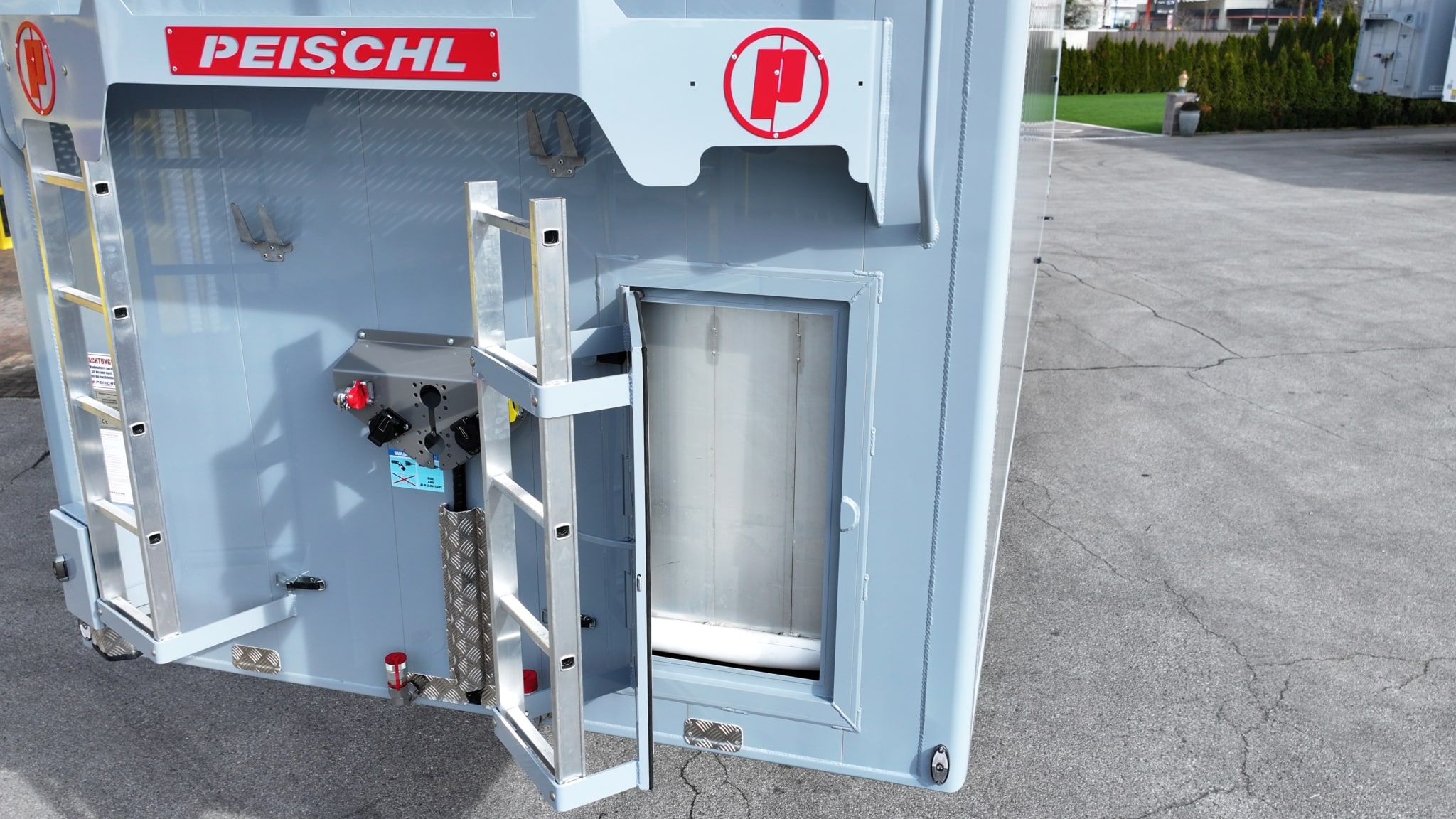 Servicetüre Stirnwand