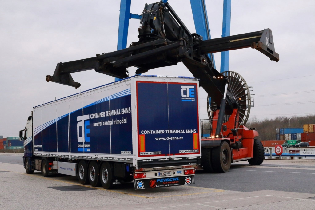 Moving floor with side loading doors