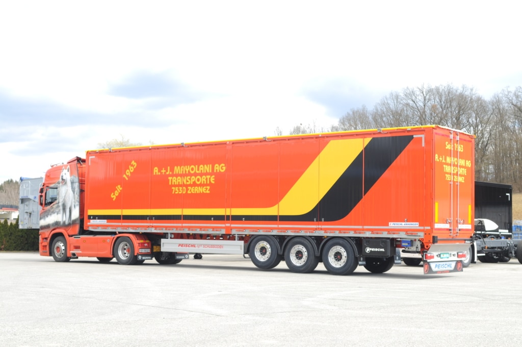 Moving floor with side loading doors