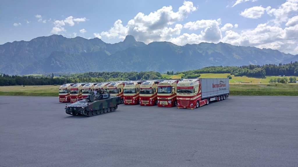 Moving floor with side loading doors